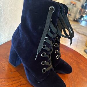 ❤️ BCBG Elegant navy blue Velvet Ankle Boots